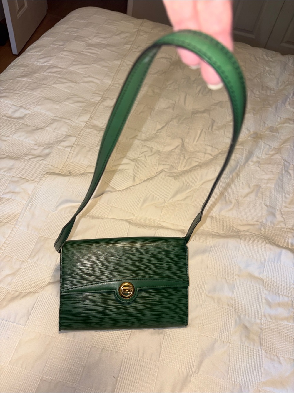 Louis Vuitton EPI Green Crossbody Bag with Gold Clasp. Comes with COA. In GUC - Picture 11 of 15